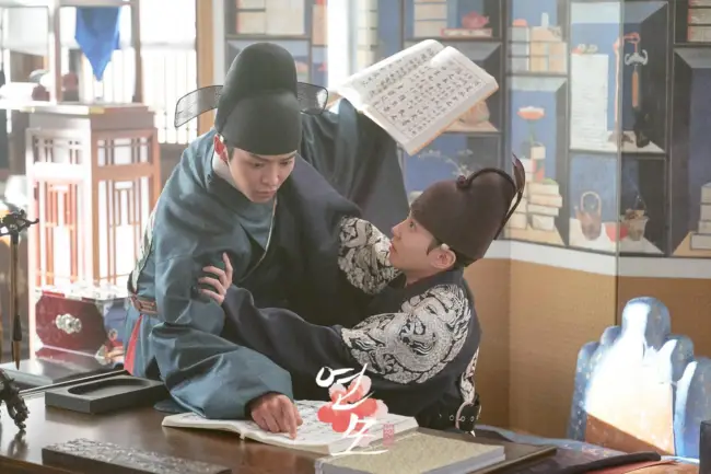 The Kings Affection' Episode 5 Recap: Park Eun Bin and Rowoon Shares an  Unexpected Embrace- MyMusicTaste
