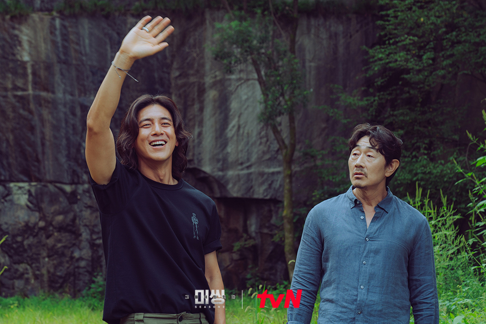 “Missing: The Other Side 2” Slates December Premiere With Teaser Photos Featuring Go Soo and Heo Joon Ho